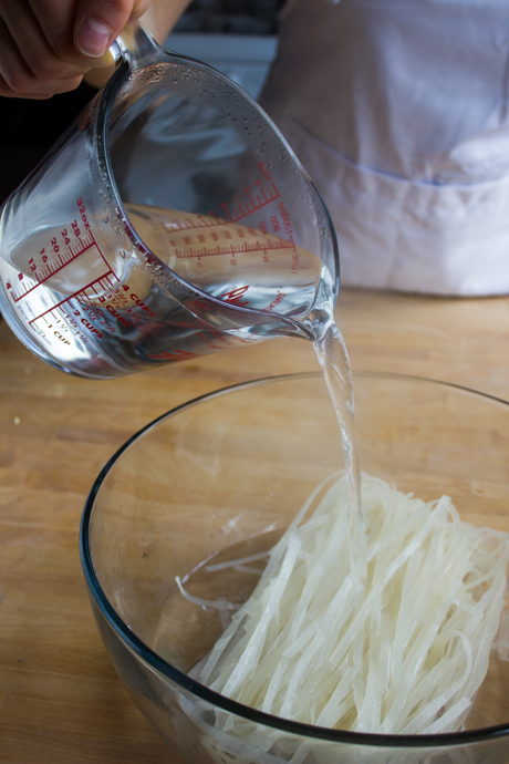 10. Soak rice noodles in hot water to make pad Thai